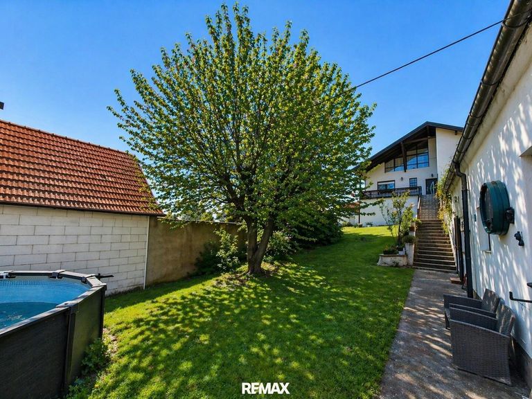 Garten mit Blick auf das Haupthaus