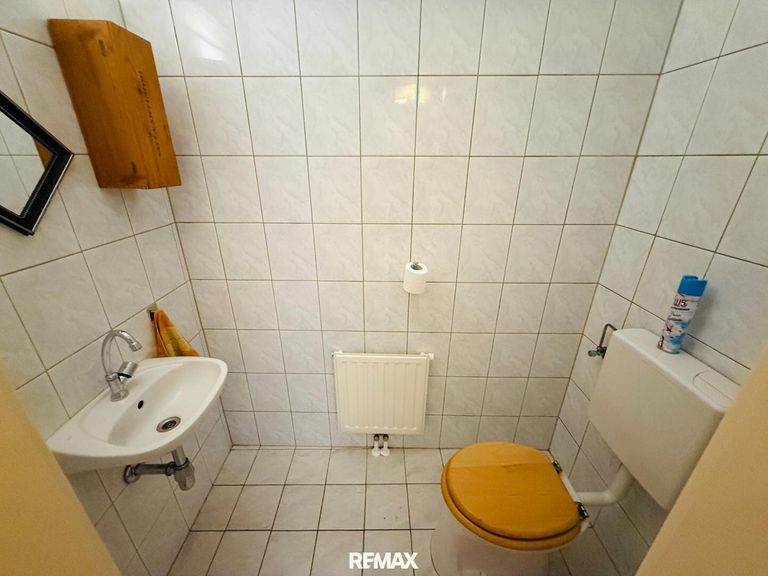 großes WC mit Waschtisch