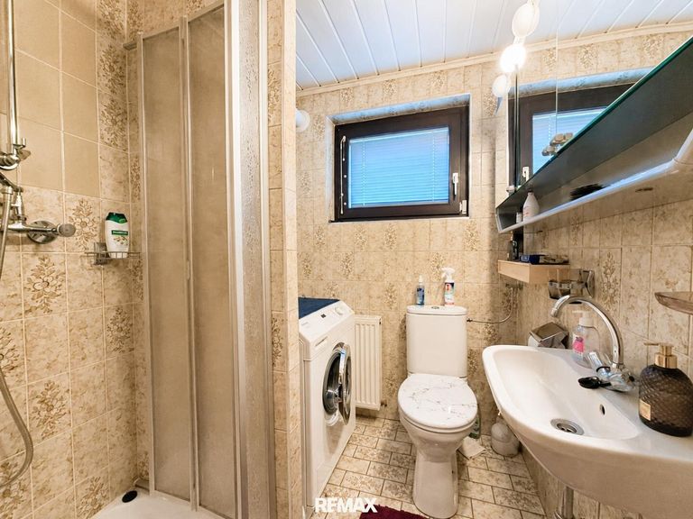 1. Badezimmer mit Dusche und WC
