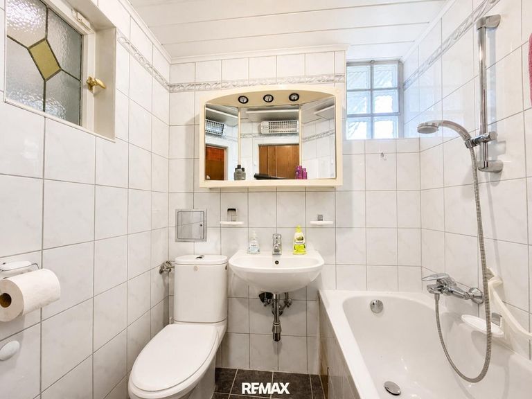 2. Badezimmer mit Badewanne und WC