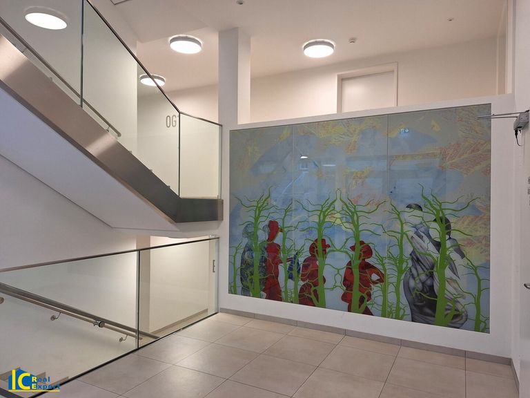 Foyer mit moderner Kunst