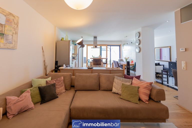 Blick vom Wohnzimmer Richtung Küche und Essbereich