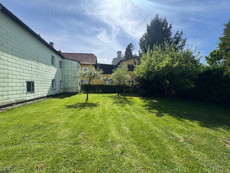 Garten mit Westansicht Gebäude