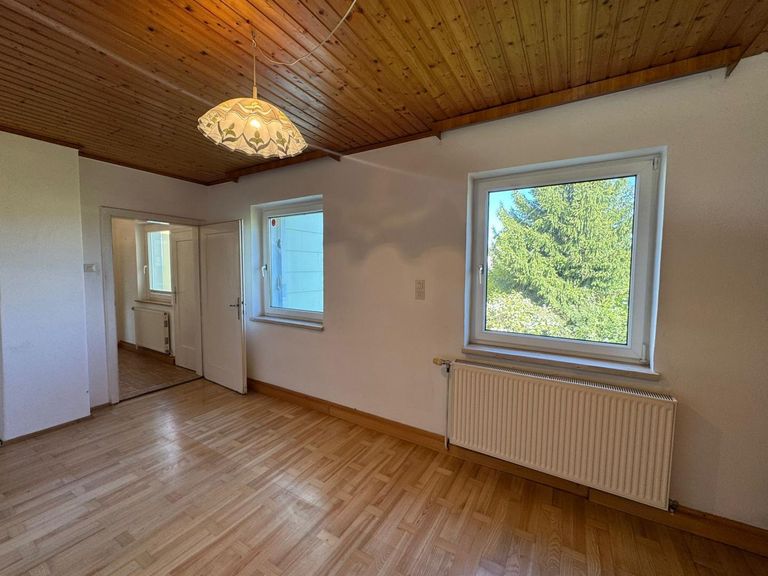 Zimmer mit Blick in den Garten