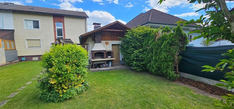 Haus mit Garage von Nord-West