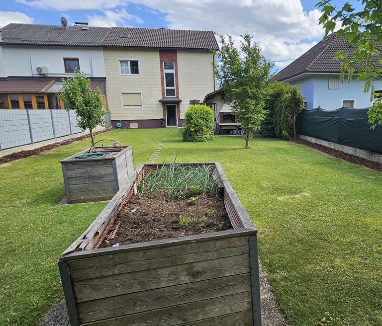 Haus mit Garage und Garten von Nord-West