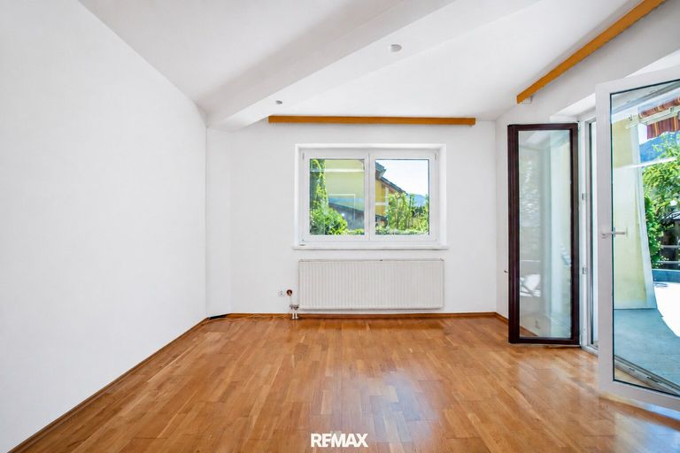 Wohnzimmer mit Zugang Terrasse