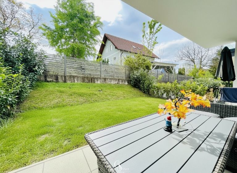 Garten mit überdachter Terrasse