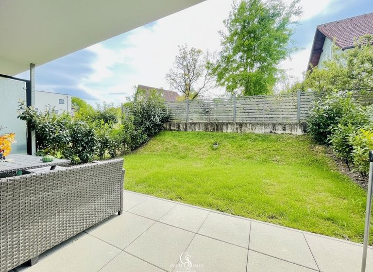 Garten mit überdachter Terrasse