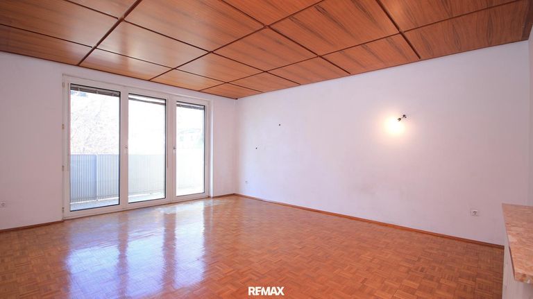 Wohnzimmer mit Ausgang zum Westbalkon