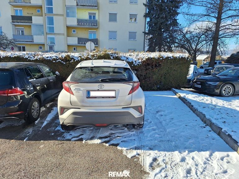 Überbreiter Parkplatz mit Aufpreis