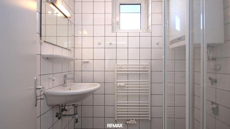 Bad mit Dusche und Waschmaschinenanschluss