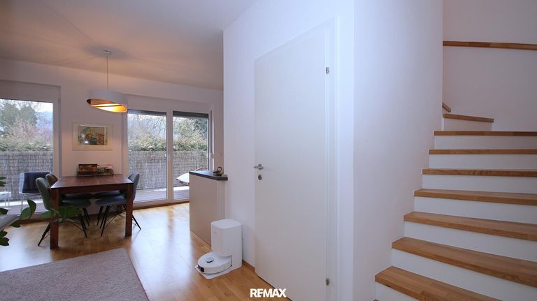 Vorraum mit Aufgang und Blick ins Wohnzimmer