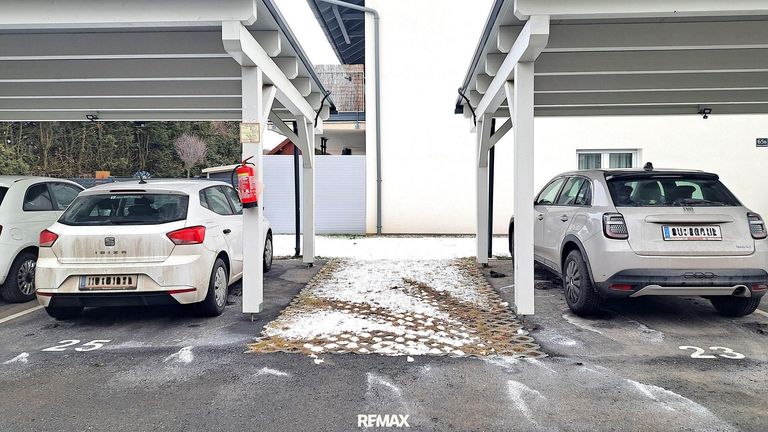 2 überdachte Carports inklusive