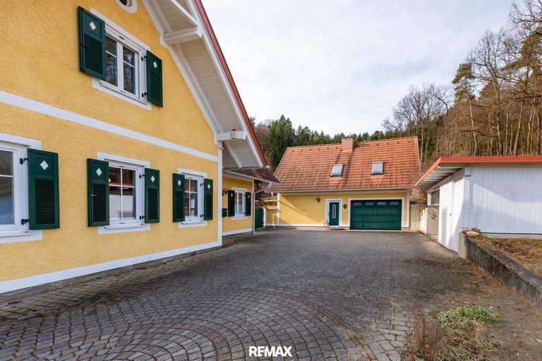 Hof mit Nebengebäude, Garage, Appartement