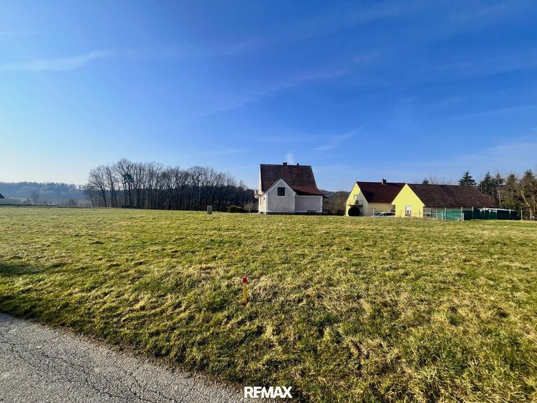 Sonniges, ebenes Baugrundstück