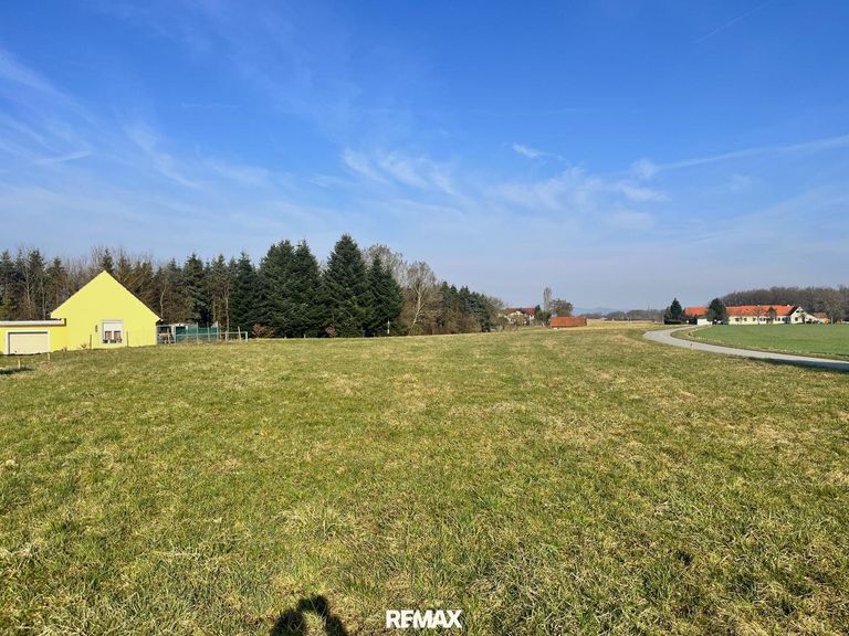 Sonniges, ebenes Baugrundstück