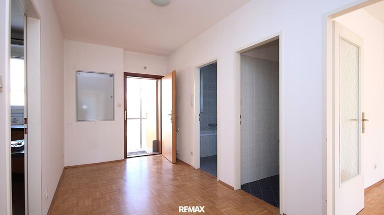 Großer Vorraum mit Garderobe