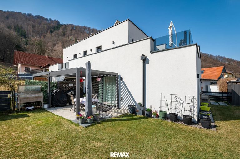 Garten mit überdachter Terrasse