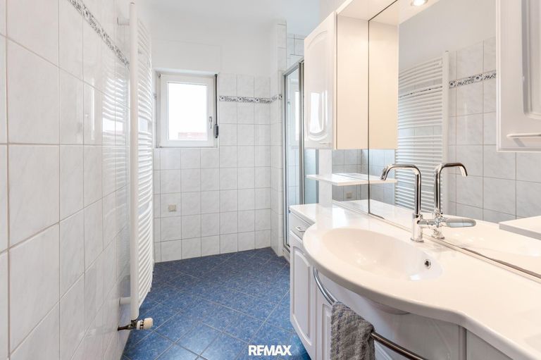 Badezimmer mit Dusche EG