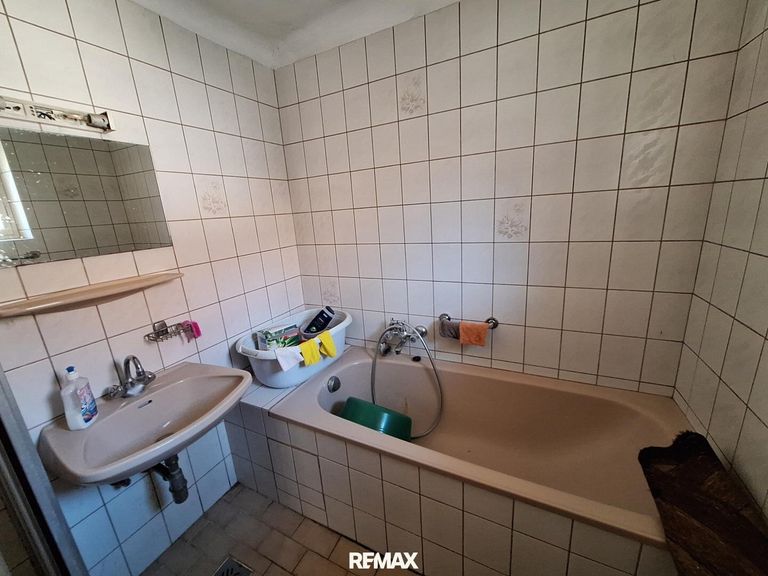 Bad mit Dusche und Wanne