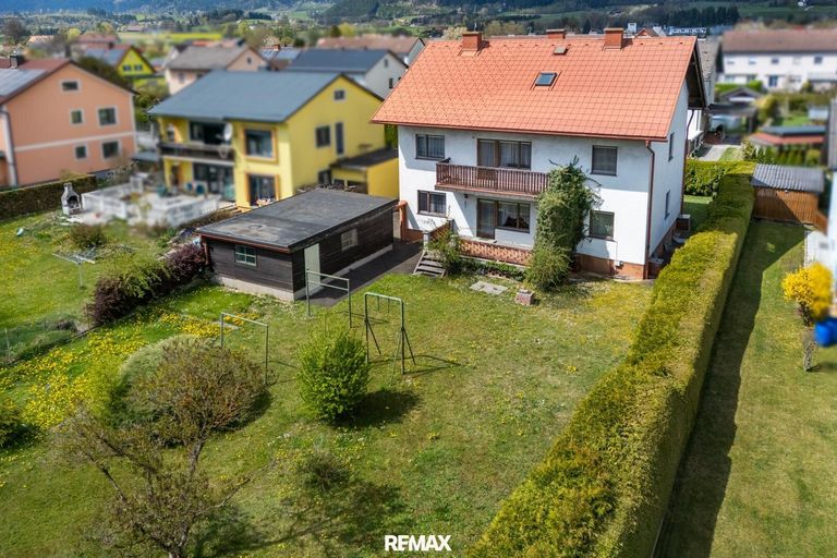 Hausansicht mit Garten
