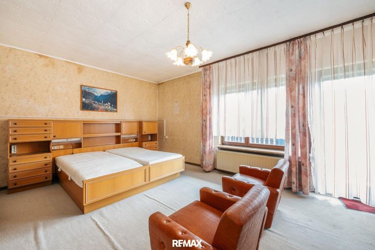 Schlafzimmer mit Zugang zum Balkon OG