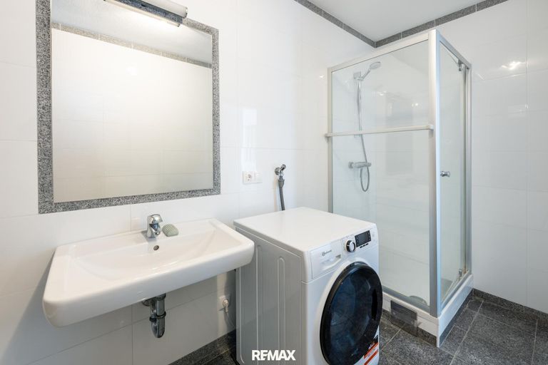 Großzügiges Badezimmer mit Dusche und Wanne