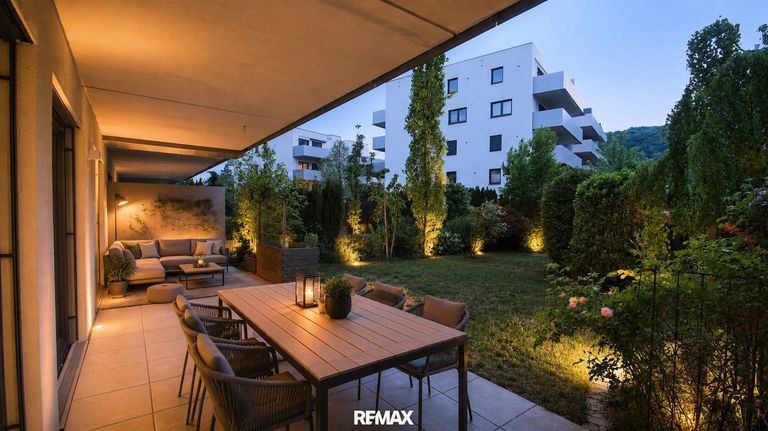 Garten Abendansicht mit Einrichtungsbeispiel