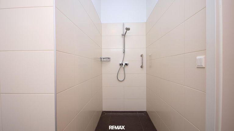 ...geräumiger Walk-in Dusche