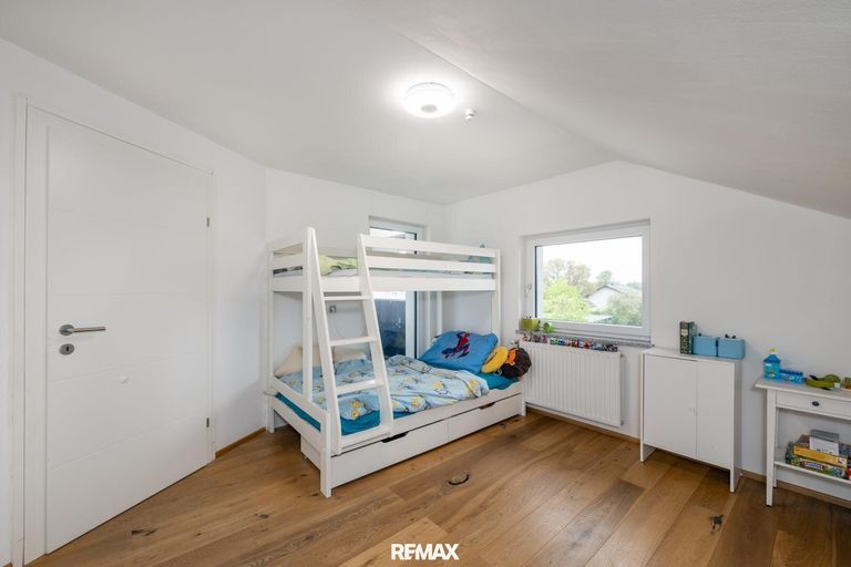 Kinderzimmer mit Terrassenzugang OG