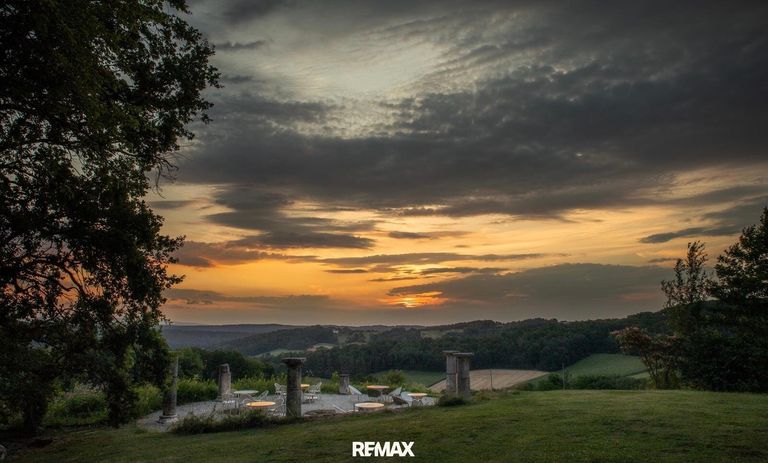 Antikes Säulenrondell bei Sonnenaufgang