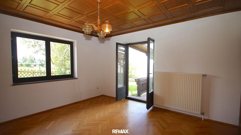 Wohnzimmer mit Ausgang zur Terrasse 