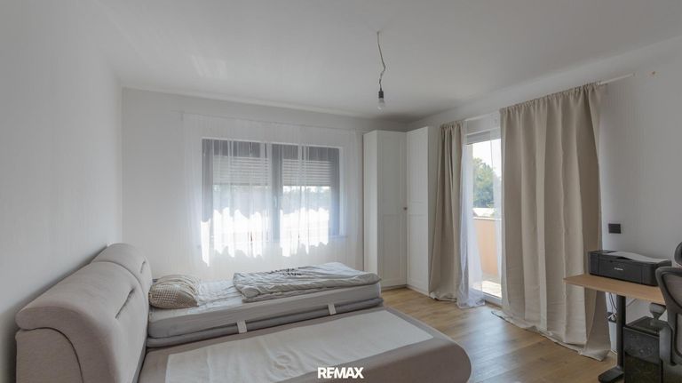 Schlafzimmer mit Balkon OG