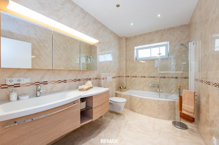 Bad mit Wanne/WC 