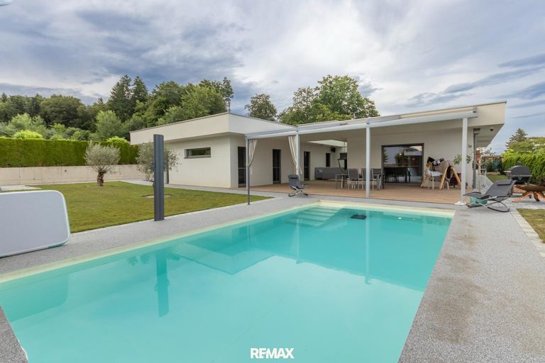 Terrasse und Pool