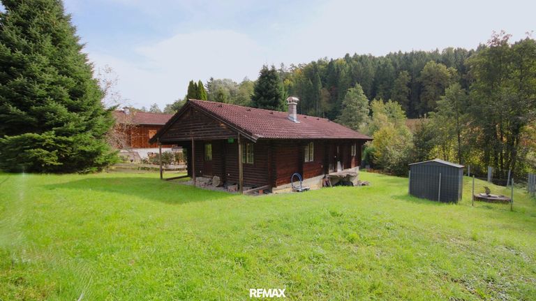 Grundstück mit Blockhaus 