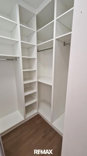 Kleiderschrank Erdgeschoss