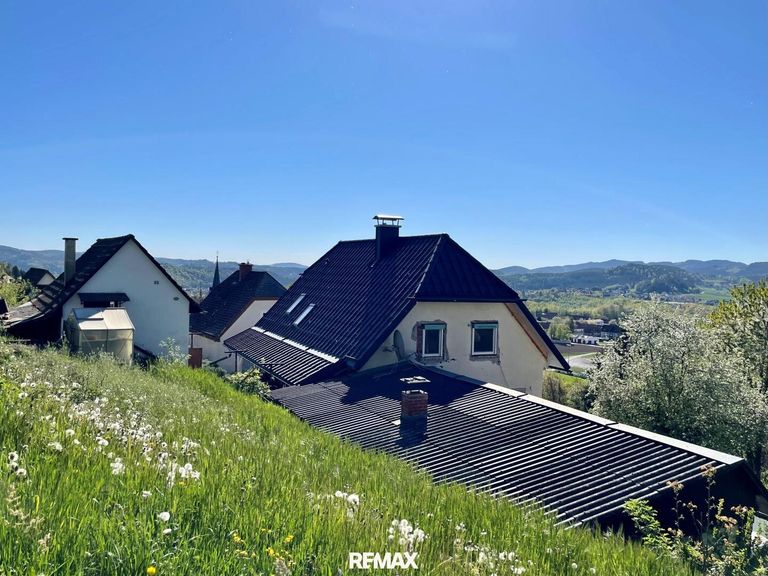 Haus mit Nebengebäuden