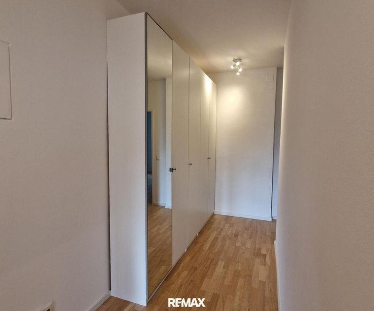 Vorzimmerschrank