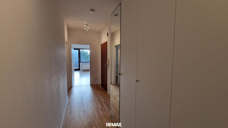 Vorzimmer mit Blick ins Wohnzimmer