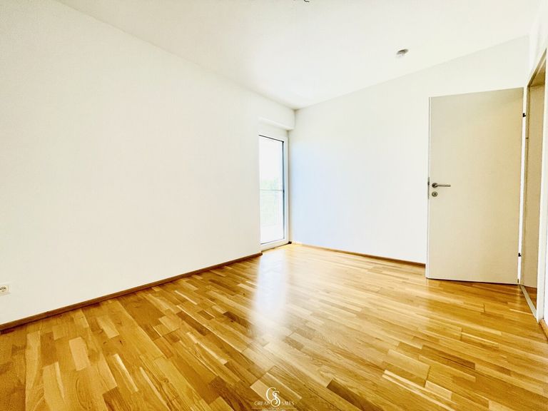 Schlafzimmer mit Zugang zur Terrasse