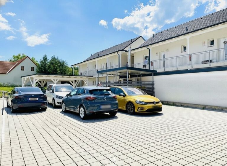 Außenbereich mit Parkplätzen