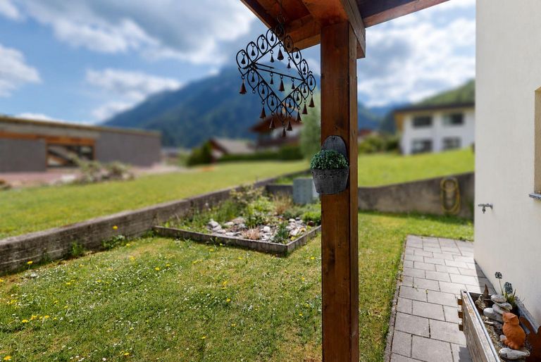Pfunds - Haus - Vorgarten