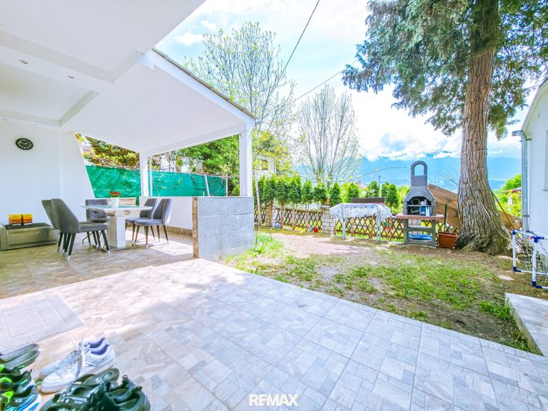 Terrasse mit Garten