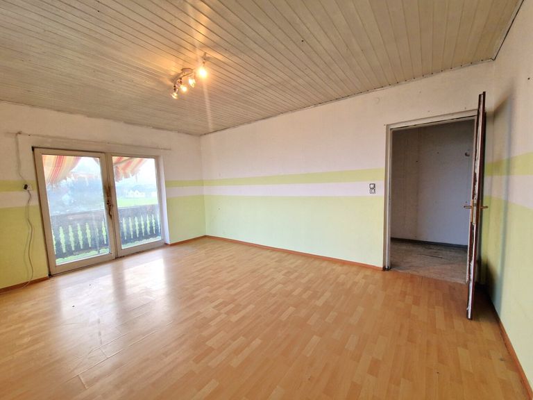 Wohnzimmer (20,3 m²) mit Balkonzugang im OG