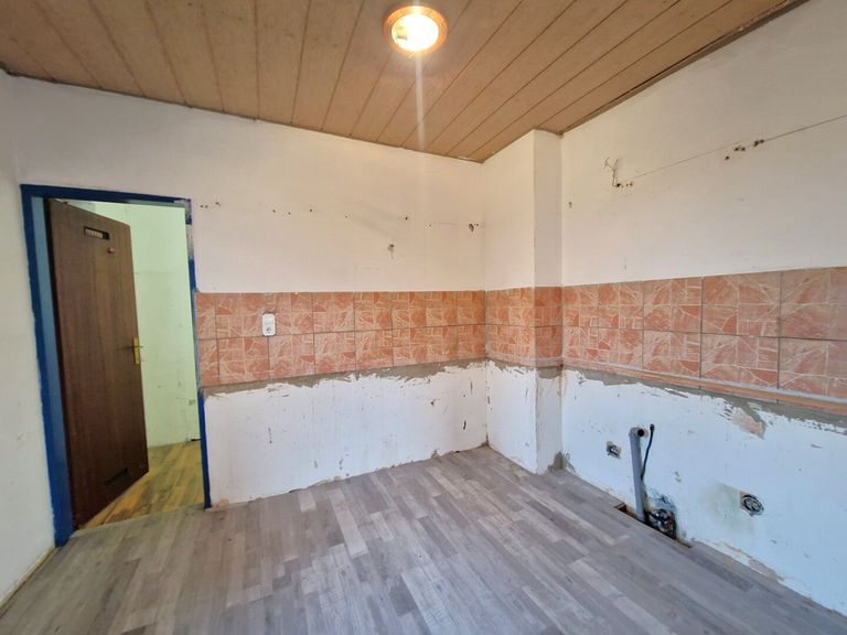 Küche im OG (8,2 m²) mit angrenzender Speis