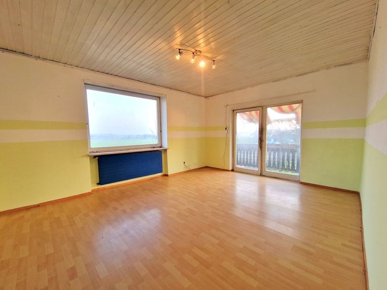 Wohnzimmer (20,3 m²) mit Balkonzugang im OG
