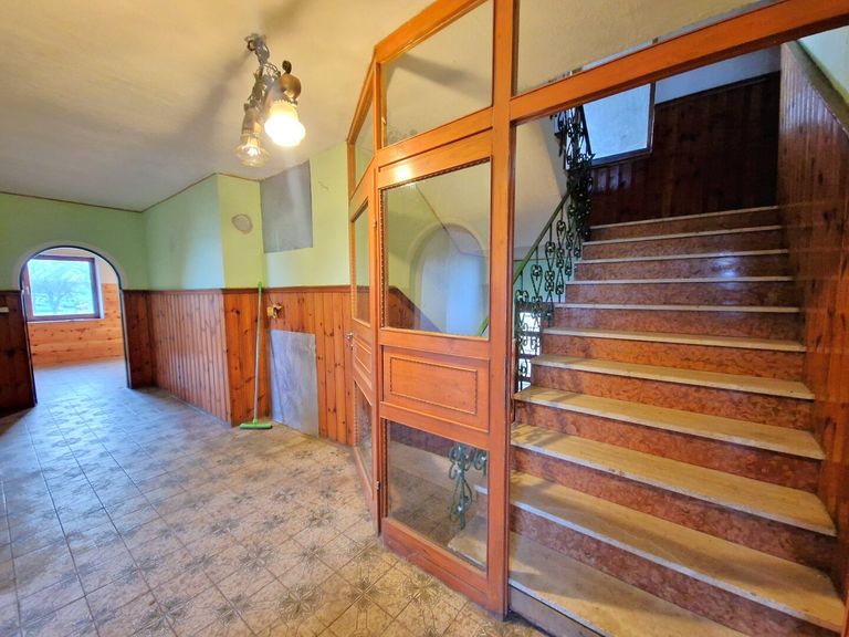 Flur (EG) und Treppenaufgang in OG