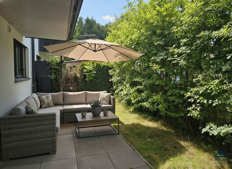 Terrasse, Garten - Möbel und Deko sind KI-generiert